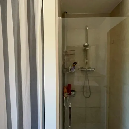 Spacious House For 8 With Swimming Pool בית נופש *