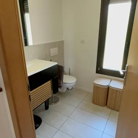 בית נופש Spacious House For 8 With Swimming Pool אנטיב