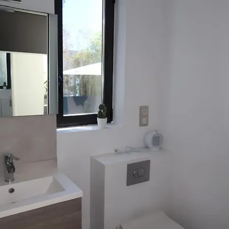 Spacious House For 8 With Swimming Pool 別荘