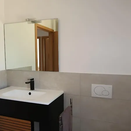 Spacious House For 8 With Swimming Pool בית נופש