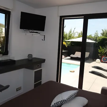 בית נופש Spacious House For 8 With Swimming Pool *