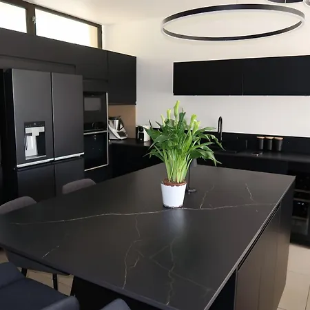 Spacious House For 8 With Swimming Pool *