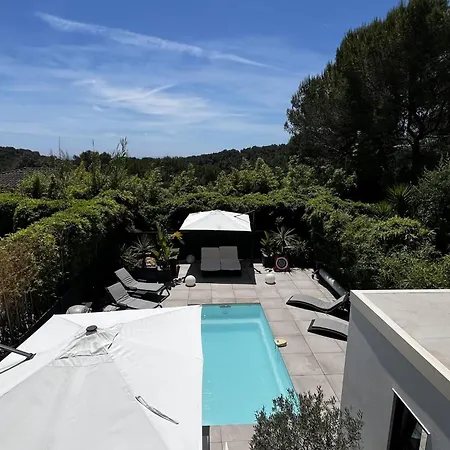 בית נופש Spacious House For 8 With Swimming Pool