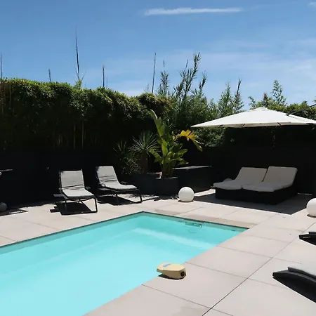 Spacious House For 8 With Swimming Pool 別荘 *