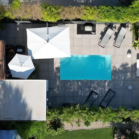 別荘 Spacious House For 8 With Swimming Pool *