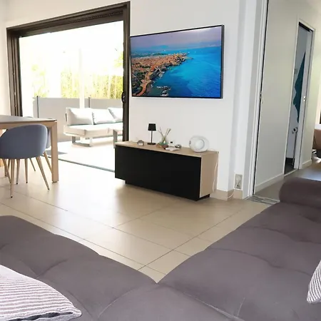 בית נופש Spacious House For 8 With Swimming Pool אנטיב