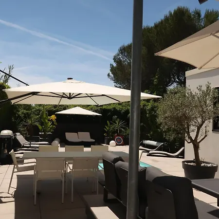 Spacious House For 8 With Swimming Pool 別荘 *
