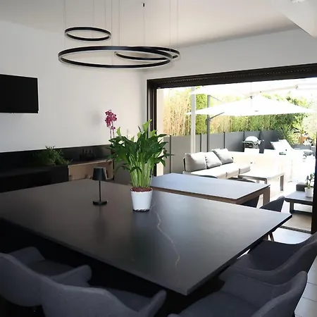 Spacious House For 8 With Swimming Pool *