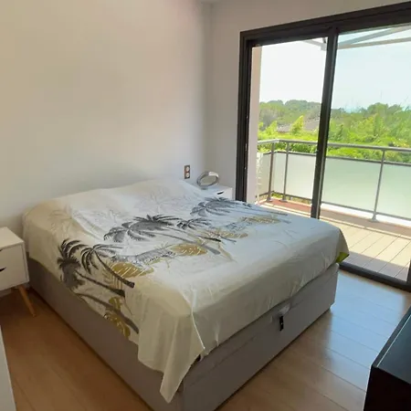 בית נופש Spacious House For 8 With Swimming Pool