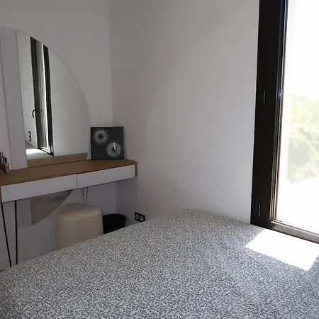 Spacious House For 8 With Swimming Pool