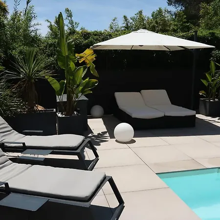 Spacious House For 8 With Swimming Pool 別荘