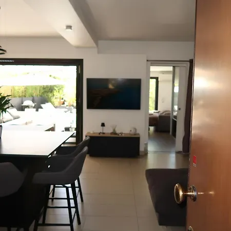 Spacious House For 8 With Swimming Pool 別荘 *