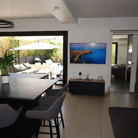 בית נופש Spacious House For 8 With Swimming Pool *